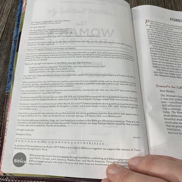 NIV, The Woman's Study - Imitation Leather, by Thomas Nelson; Patterson - Good - Picture 9 of 11